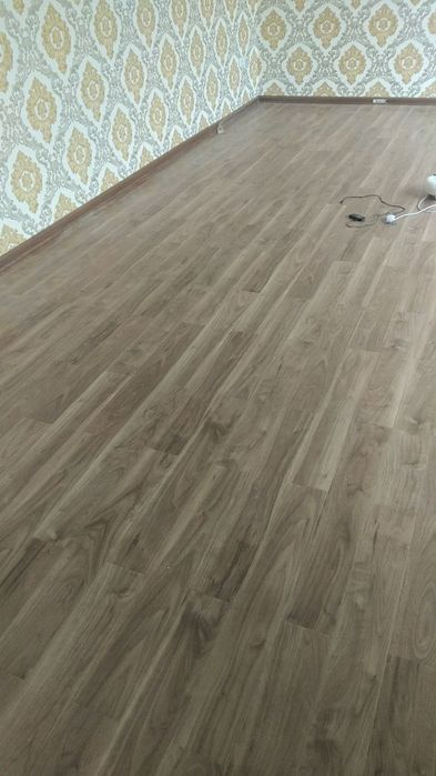 Ламинат паркет пол плотник установка дверь и замок декор обшивка стены