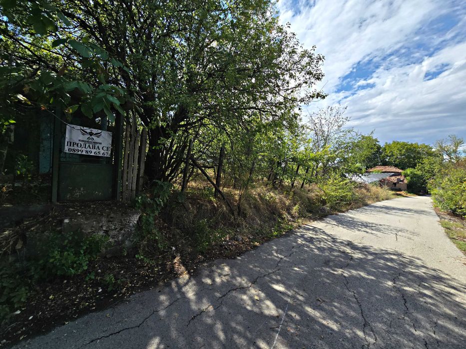 Продавам парцел УПИ с постройки 23кв.м. с 993кв двор село Ахматово