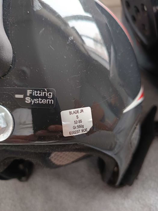 Продавам ски каски 2 бр.