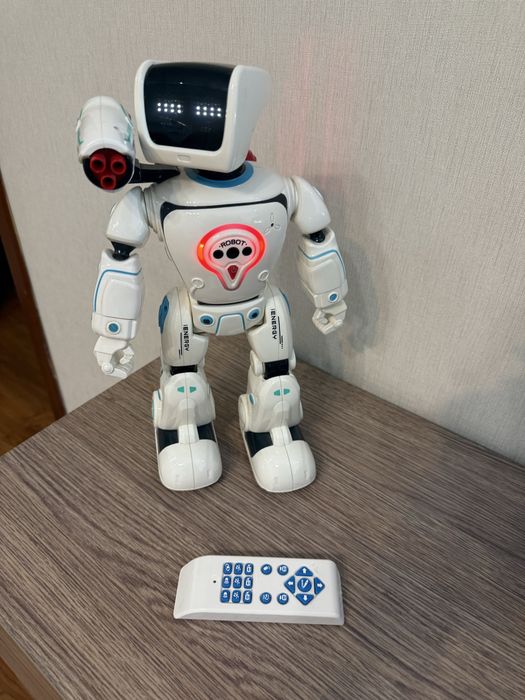 Робот белый, разговаривает