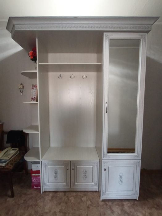 Срочно!Продам прихожии и шкафы в отличном состоянии