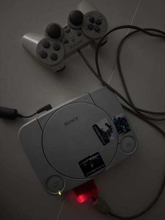 Sony PlayStation One (PS1) с джойстиком