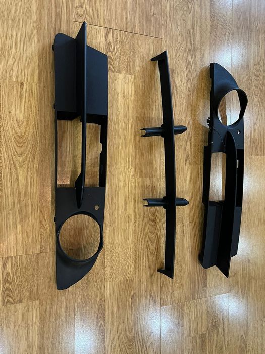 На BMW Е60 на БМВ Е 60 РЕШОТКИ на передний бампер