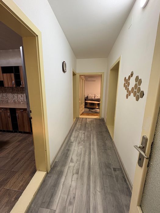 Inchiriez apartament cu 3 camere in vila