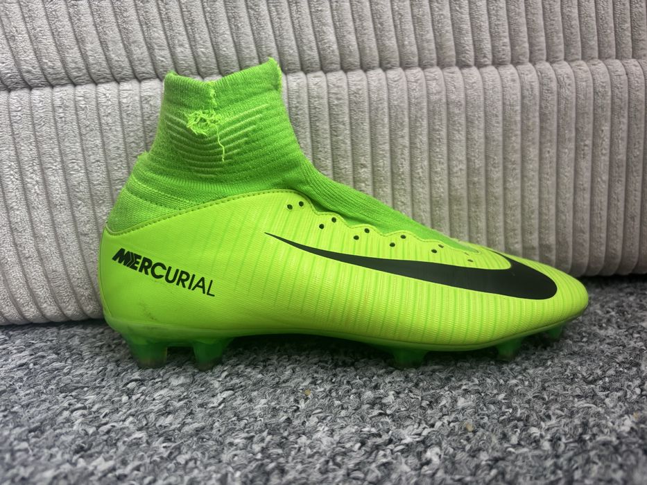 Продавам Бутонки Nike Mecurial Superfly V FG почти в чисто нов вид.Цената е 60€