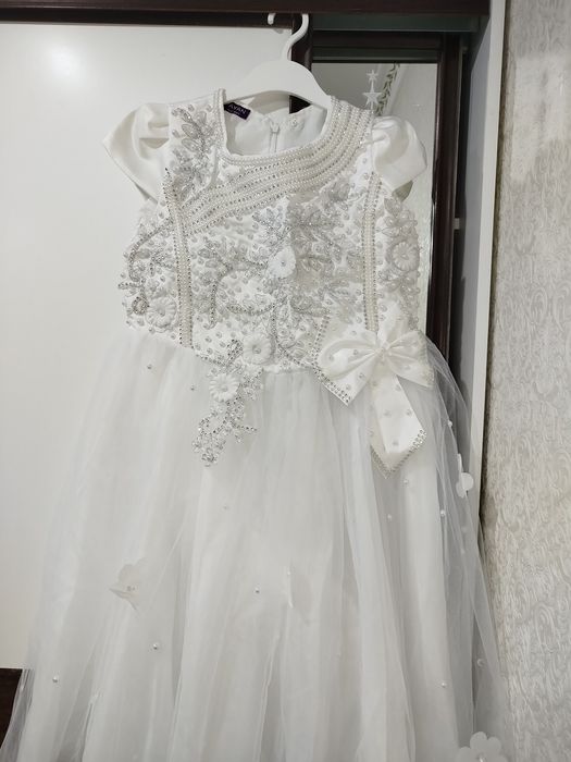 Продам белое платье на девочку