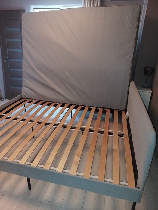 Pat matrimonial 200x160 cu saltea si doua noptiere