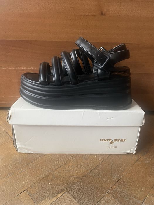 Сандали   номер  36 ,не са носени само са пронжвани