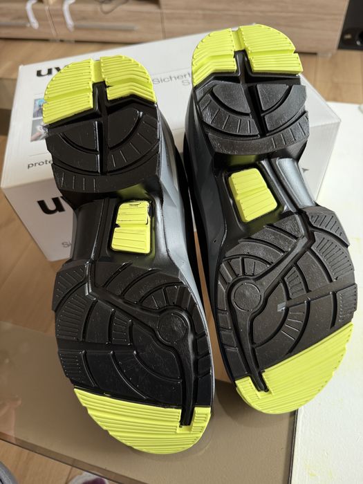 Работни обувки UVEX 42 - нови