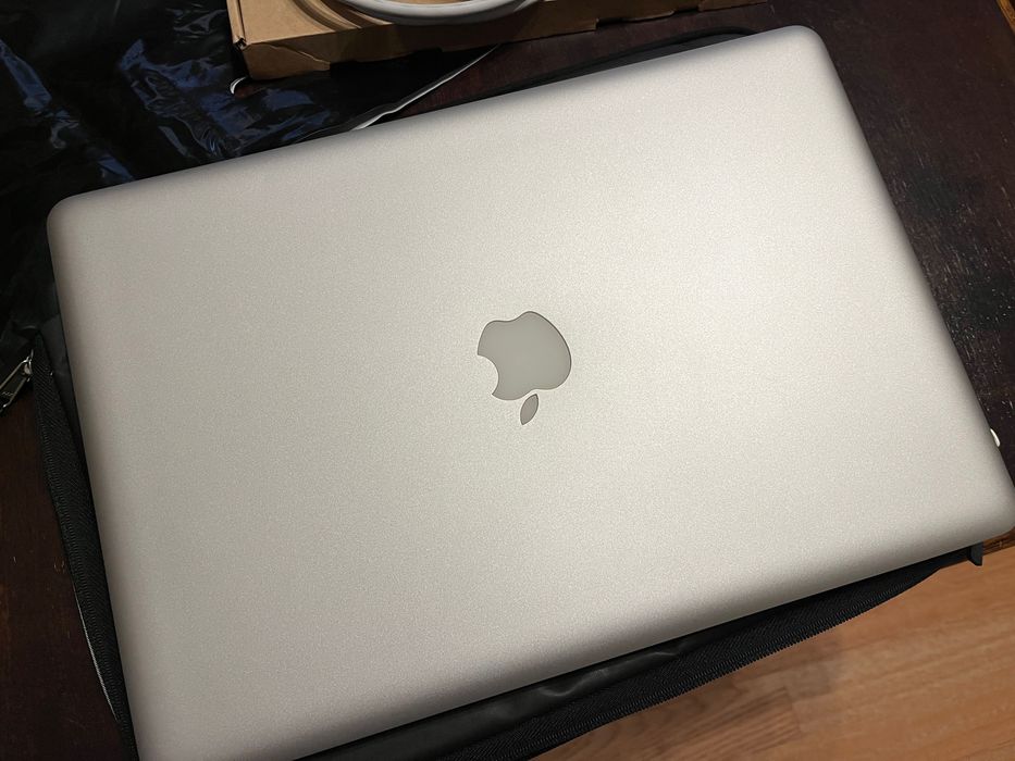 MacBook Pro 15 (2011) - за части + две батерии