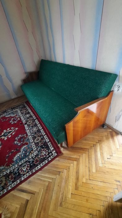 Vand mobilă veche cu 2 canapele extensibile în stare foarte bună.