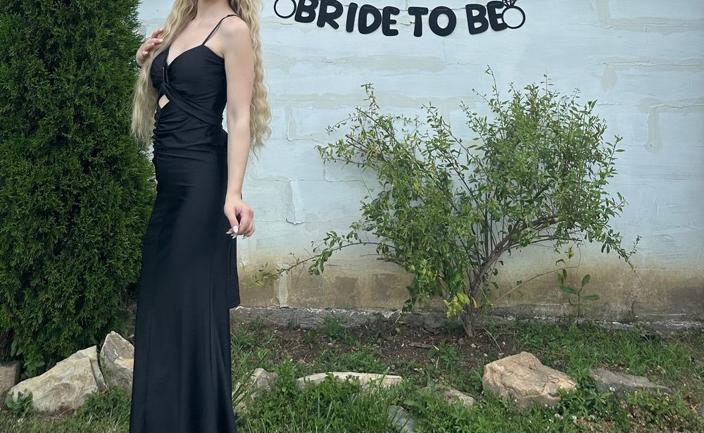 Черна дълга елегантна рокля