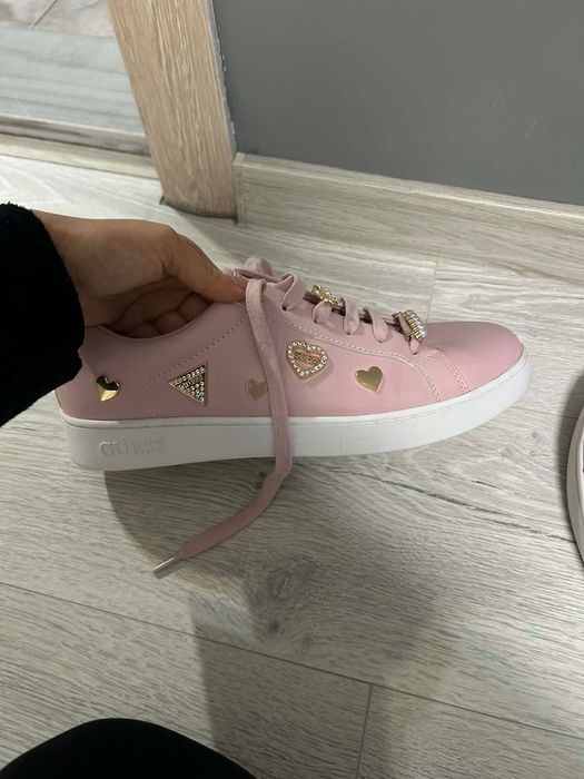 Маратонки на GUESS