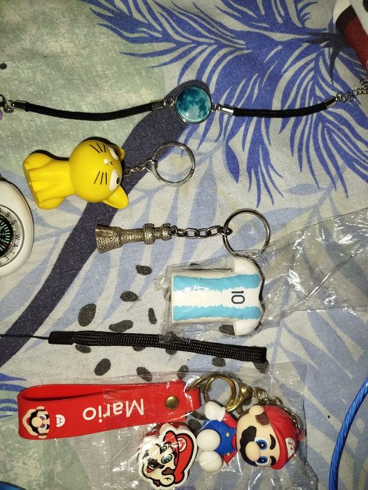 Vând diferite brelocuri sunt și cu lumini câteva