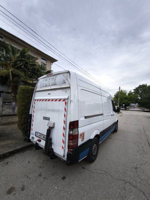 Mercedes Sprinter с падащ борд Dhollandia – работен бус