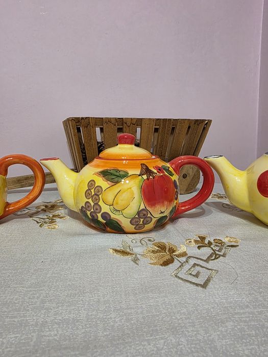 Керамичен чайник с ръчно изрисувани плодове и слънчогледи . Нов