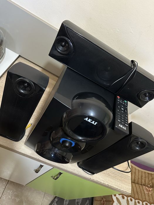 Vând sistem audio Akai SS028A-3208C, 3.1, bluetooth, radio FM negru