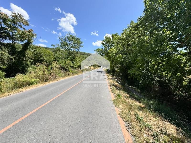 Ексклузивен парцел с партиди за ток и вода за продажба с лице на главн