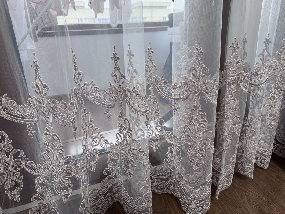 Perdea cu broderie