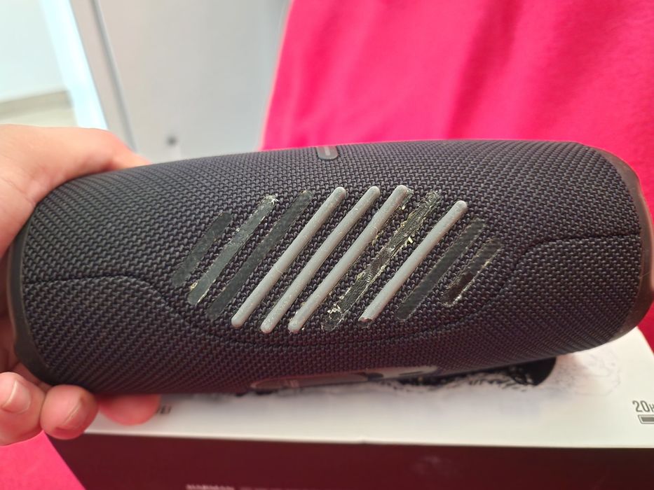 JBL Charge 5 in cutie