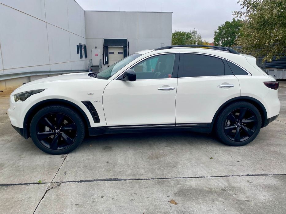 Vând Infiniti QX70