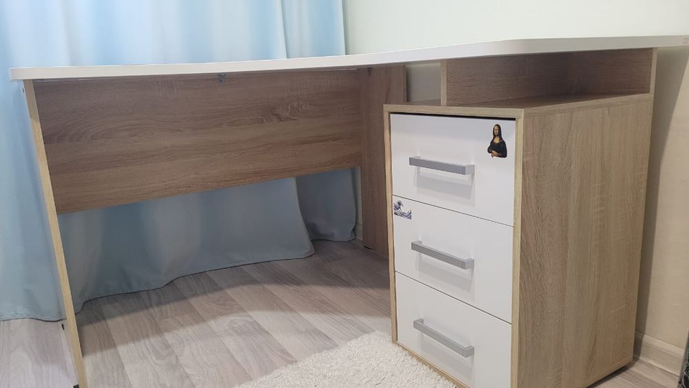 Продается письменный стол.