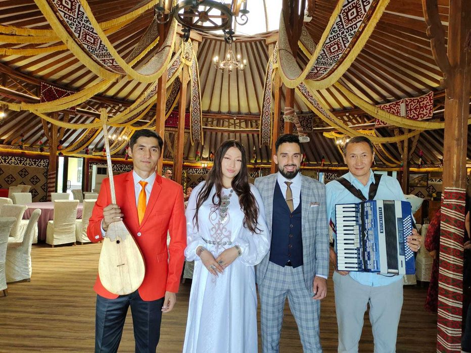 многоязычный ведущий