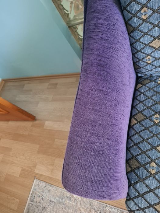 Canapea extensibila. Cu lada, foarte bine intretinuta.  Este curata, fara rupturi sau defecte ascunse.