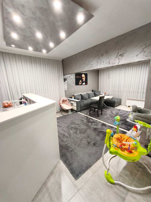 Продавам тристаен апартамент в центъра на гр. Перник