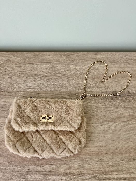 Бежова малка пухкава чанта