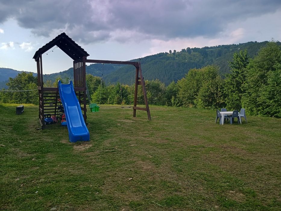 Cabana  cu piscină încălzită închiriem integral