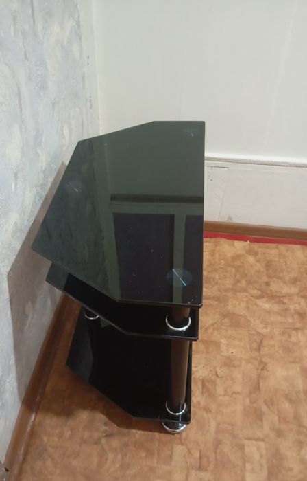 Стеклянная подставка под телевизор