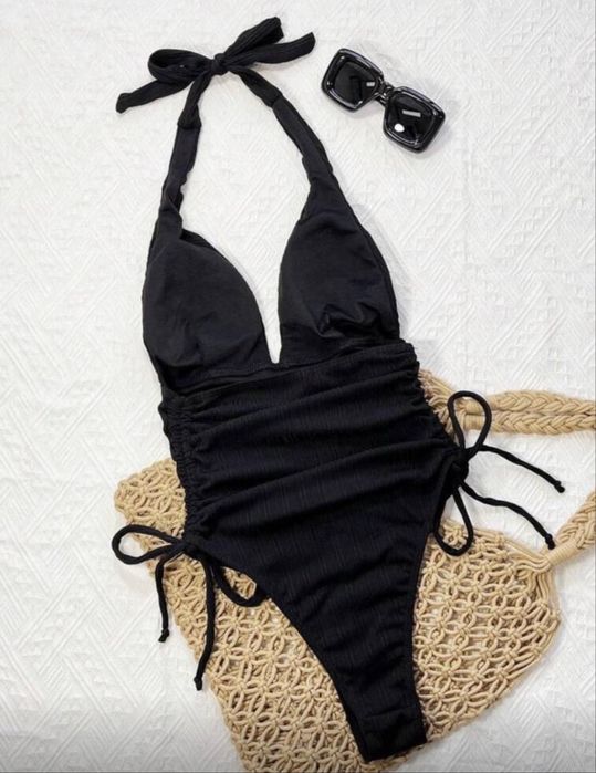 Цял бански с дълбоко деколте