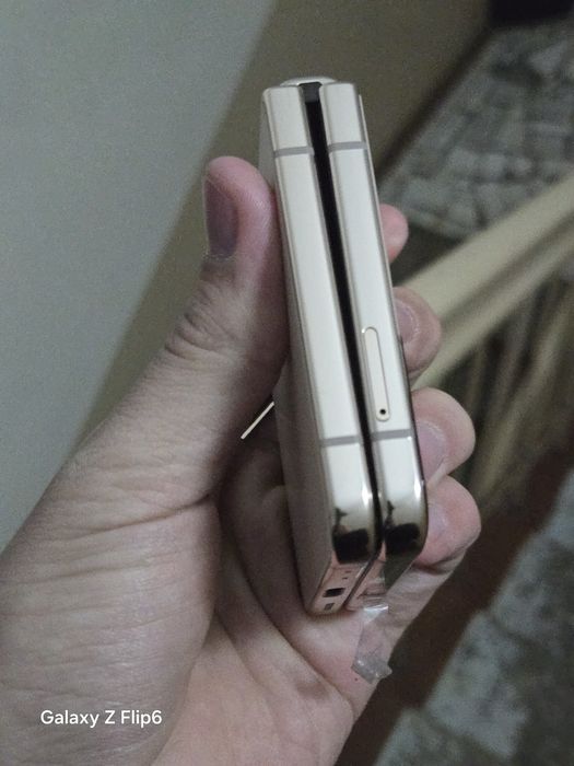 Samsung  Z flip 4   argnal