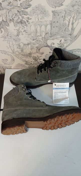 Рубашка брюки жилет куртка ботинки.