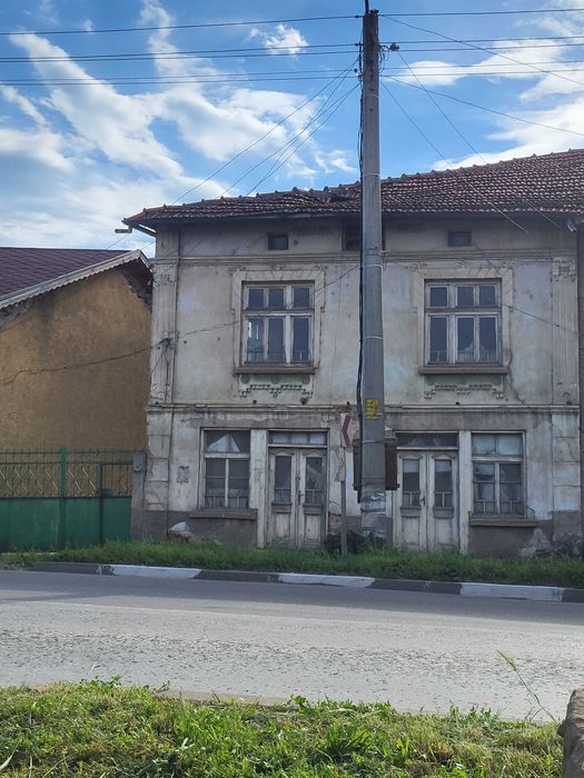Къща с 2658 кв.м. парцел в с. Петревене