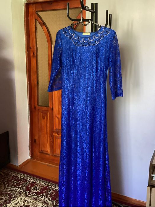 Прямая синяя платье с узорами