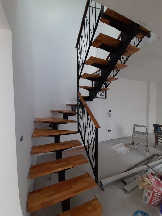 Scări metalice interioare pe vang central cu trepte din lemn masiv