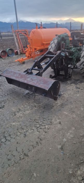 Încărcător in tiranti cu cupa