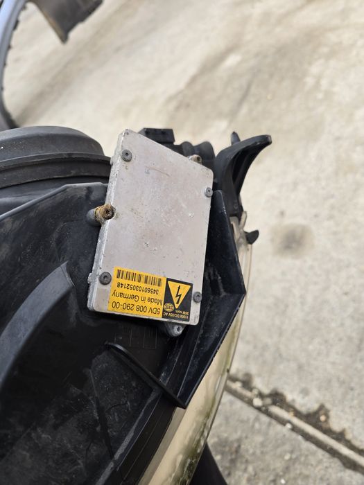 Far dreapta xenon Saab 93.