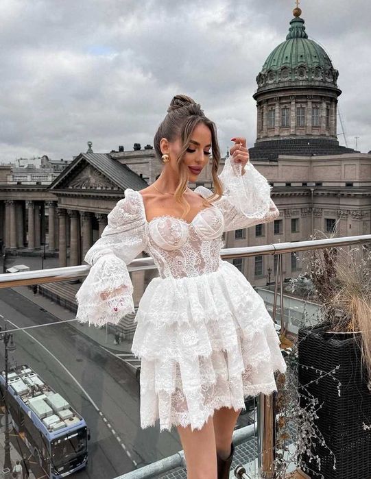 бяла рокля miss rosier с дантела и дълъг ръкав къса