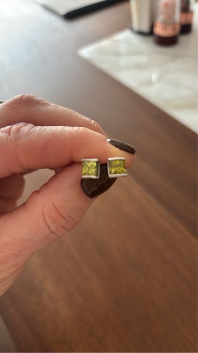 Сребърни обеци с камък