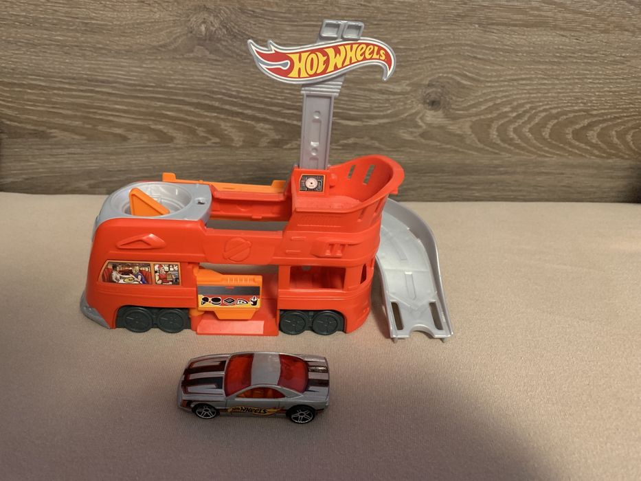Hot Wheels колички и писта