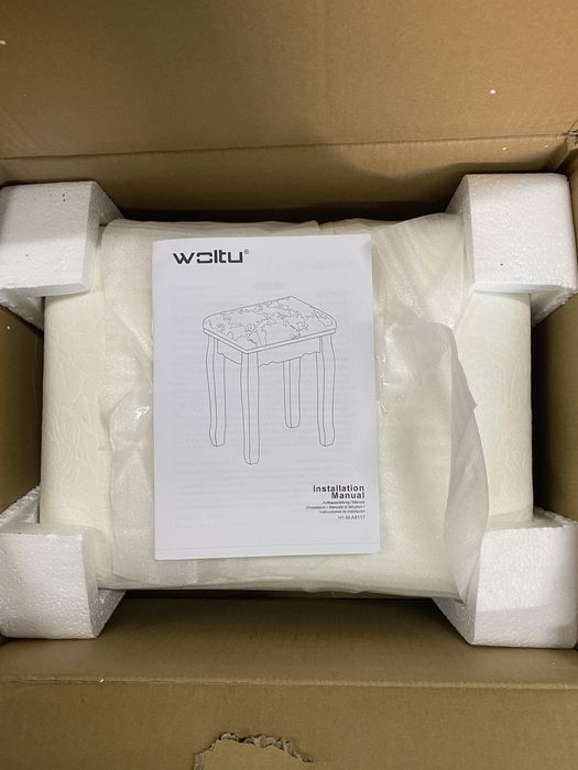 Кадифена табуретка за пиано с масивно дървени крачета