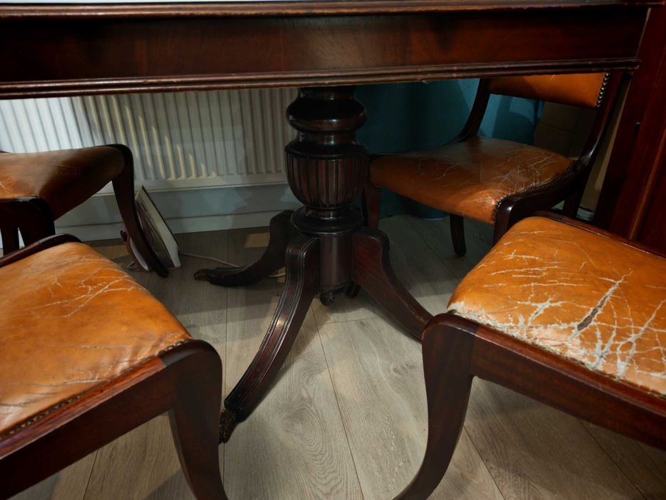 Masa vintage din lemn masiv cu 4 scaune