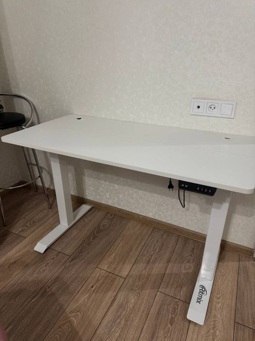 Стол и стул почти новые