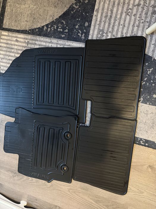 Оригинални гумени стелки за тойота аурис