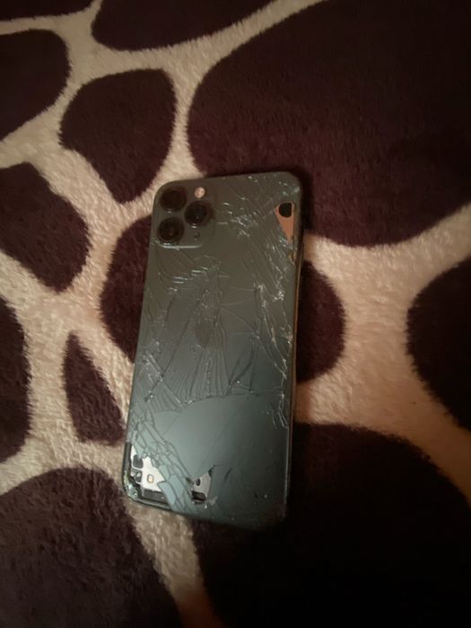 Iphone 11 pro 64gb.   Cemară față sparta