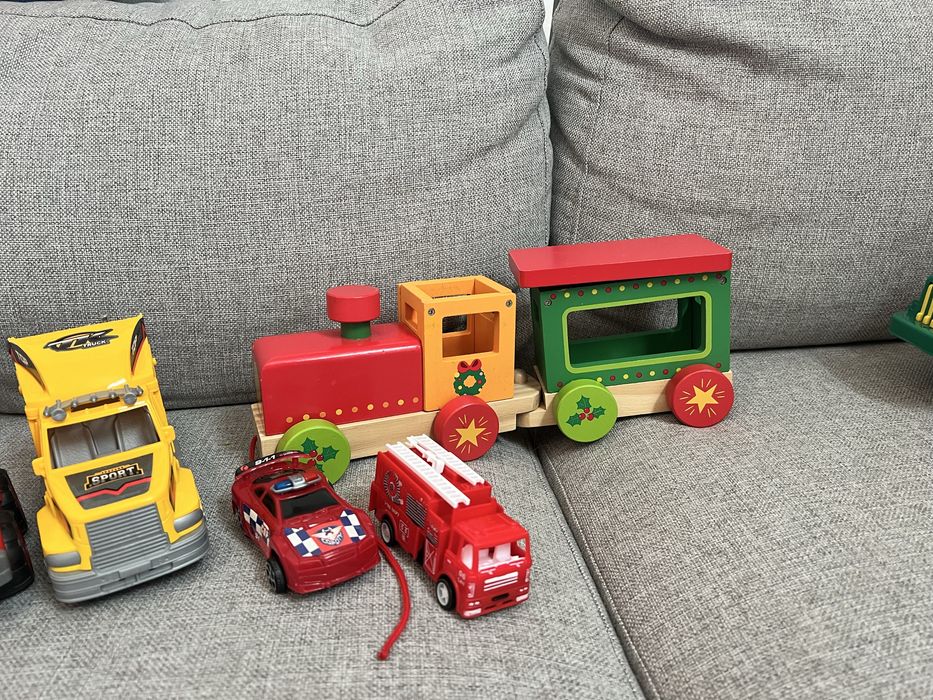 Дървено влакче и коли