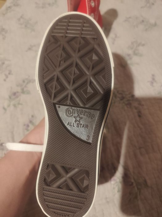 Продам конверсы новые